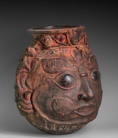 Vase à « Chang » en forme de tête de Bhairava,...