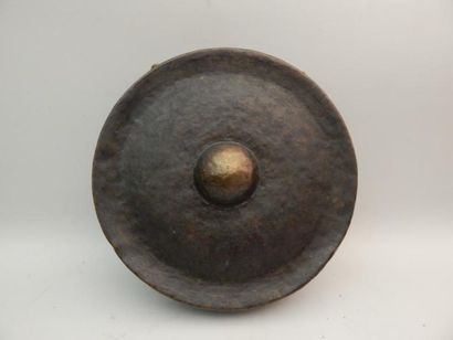 Gong en bronze. Laos, XXe siècle. D : 36...