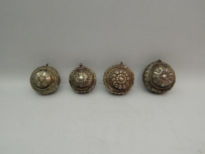 Quatre boîtes en métal. Cambodge, XIXe siècle....