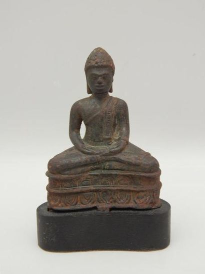 Bouddha assis dans la position du lotus en...