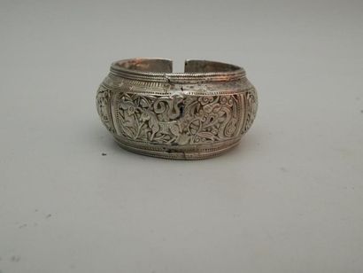 Bracelet en métal argenté à décor d’animaux...
