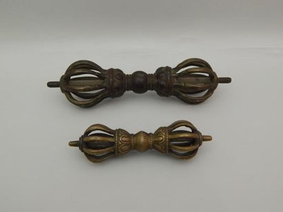 Deux «Vajra » en bronze. Tibet, XXe siècle....