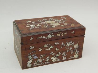 Coffret en bois avec incrustation de nacre....