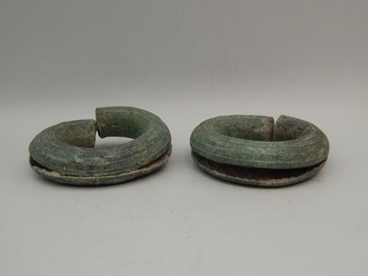 Deux bracelets en bronze. Cambodge, Bayon,...