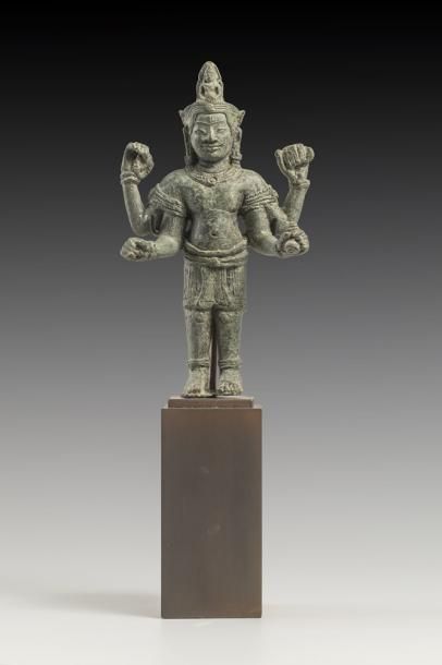 Vishnu debout dans une posture hiératique...