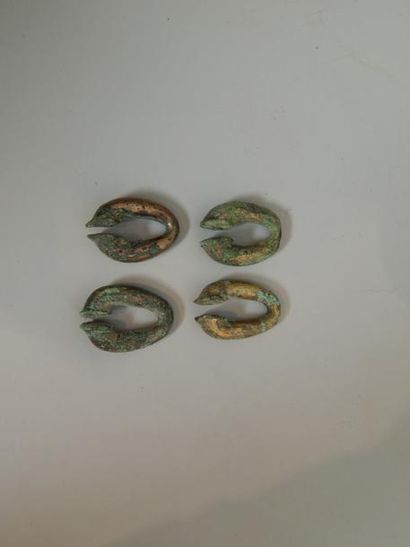 Deux paires de boucles d’oreilles en bronze...