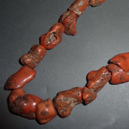 Perles de corail ethniques montées en collier....