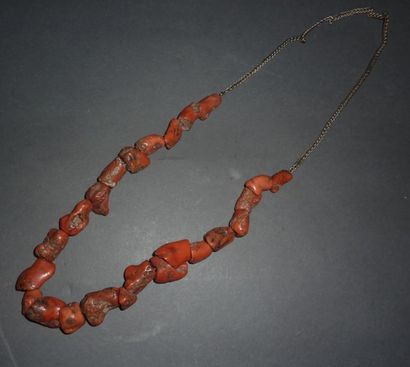 Perles de corail ethniques montées en collier....