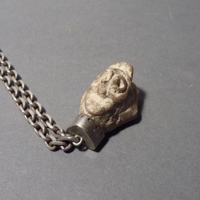 Tête en terre cuite (montée en pendentif)....