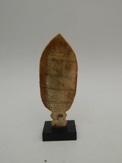Calendrier Batak en os sculpté. Indonésie,...