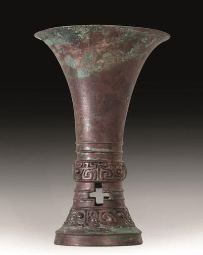 Vase de forme « Gu » en bronze. A décor de...