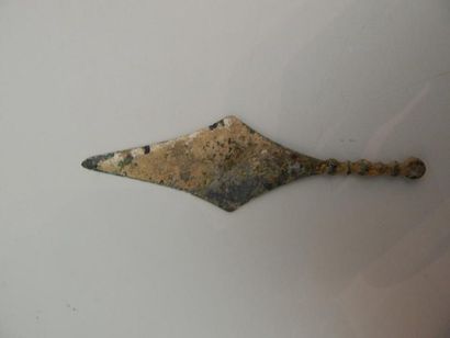 Pointe de lance en bronze. L : 13.5 cm. ORDOS...