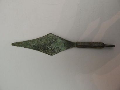Pointe de lance en bronze. L : 13 cm. ORDOS...