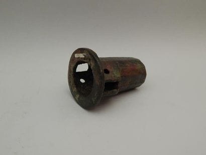 Moyeu de roue de char en bronze. L : 10.5...