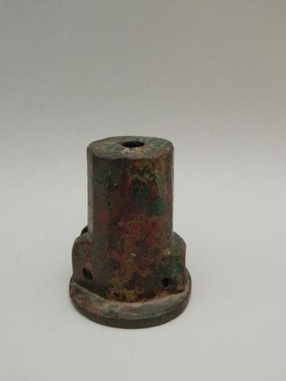 Moyeu de roue de char en bronze. L : 10.5...