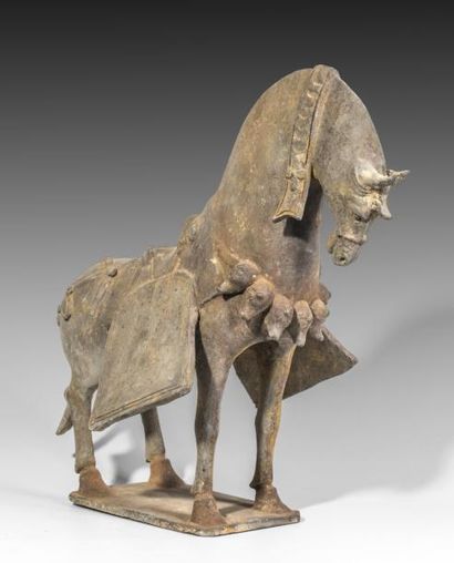 Cheval debout sur une base. Il porte une...