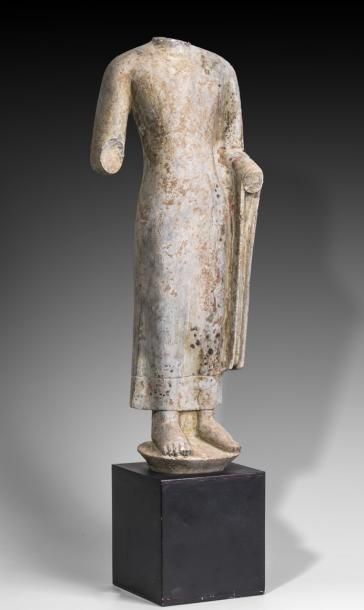 Corps acéphale de Bouddha en grès. H : 47...