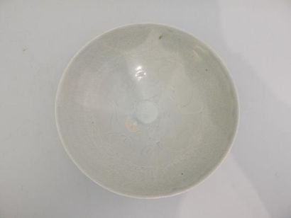 Coupe en grès sous couverte à décor peigné....