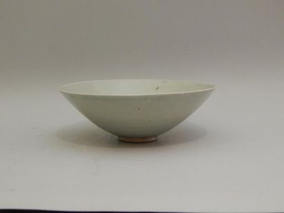 Coupe en grès sous couverte à décor peigné....