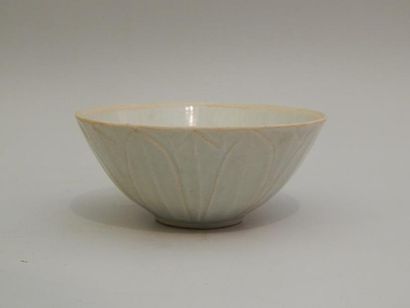 Coupe en grès sous couverte à décor de pétales....