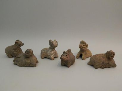 Six animaux en terre cuite grise représentant...