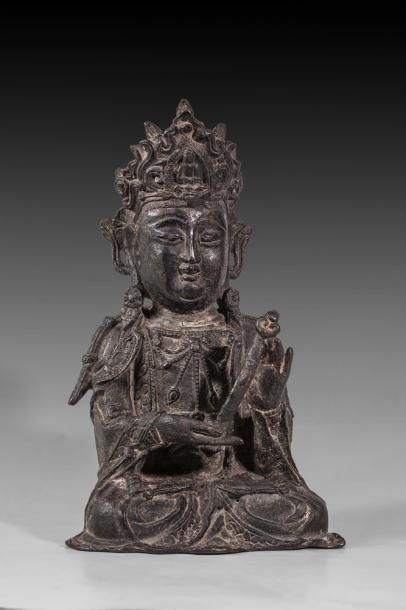 Guanyin assise tenant un ruyi, à la couronne...