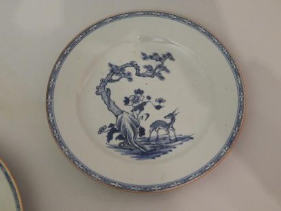Deux assiettes en porcelaine « bleu blanc »...