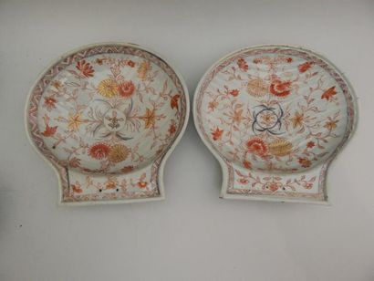 Deux coupes en forme de coquillage en porcelaine...