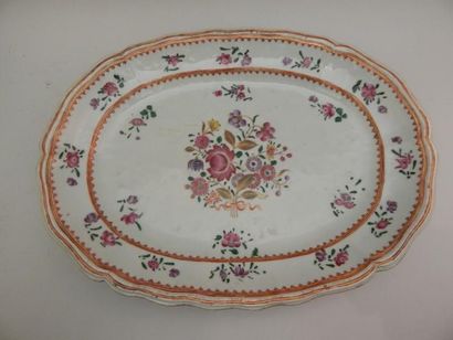 Plat ovale ourlé en porcelaine à décor « famille...