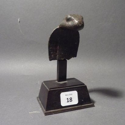 Tête d'Uréus, en bronze à patine verte. Basse...