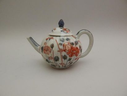 Théière couverte en porcelaine à décor « Imari »...