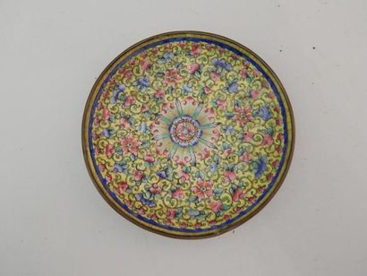 Coupelle en émaux cloisonnés à décor floral....