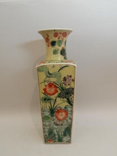 Vase de forme quadrangulaire en porcelaine...
