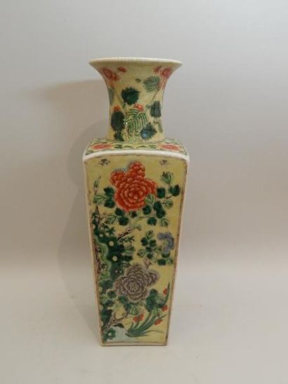 Vase de forme quadrangulaire en porcelaine...