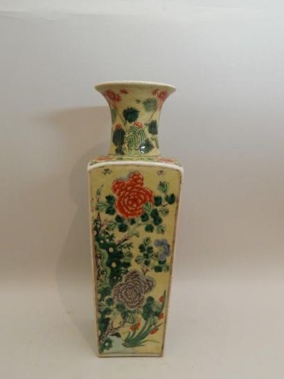 Vase de forme quadrangulaire en porcelaine...