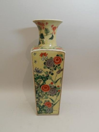 Vase de forme quadrangulaire en porcelaine...