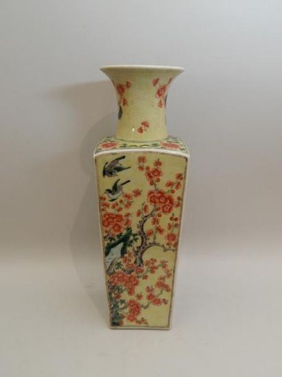 Vase de forme quadrangulaire en porcelaine...