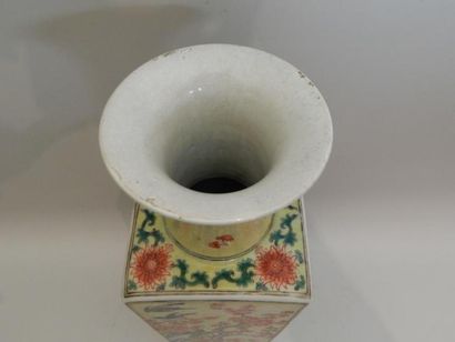 Vase de forme quadrangulaire en porcelaine...
