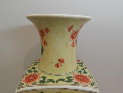 Vase de forme quadrangulaire en porcelaine...