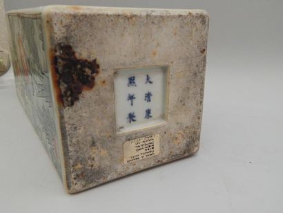 Vase de forme quadrangulaire en porcelaine...