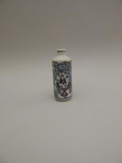 Tabatière cylindrique en porcelaine à décor...