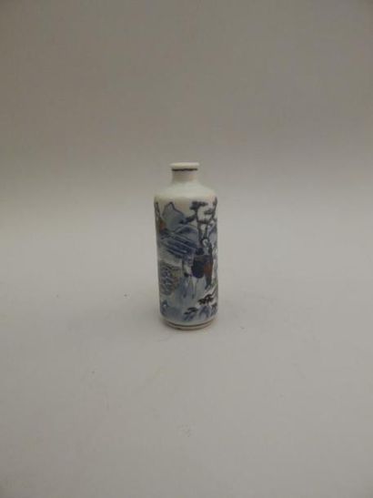 Tabatière cylindrique en porcelaine à décor...