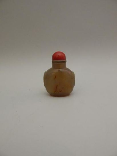 Tabatière ronde en agate beige veinée, le...