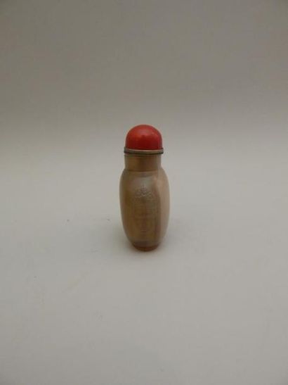 Tabatière ronde en agate beige veinée, le...