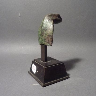 Tête d'Uréus, en bronze à patine verte. Basse...