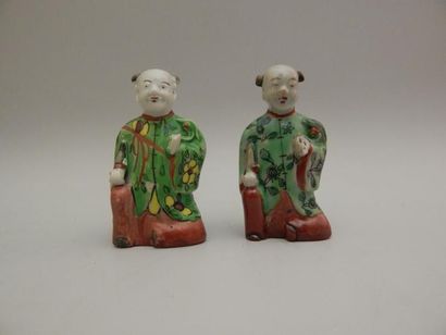 Paire de statues en porcelaine « famille...
