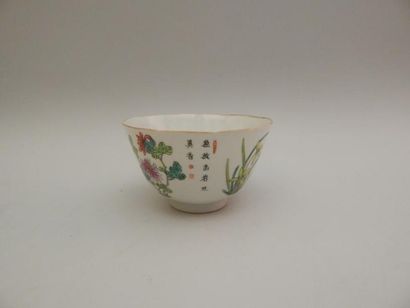 Coupe en porcelaine à décor « famille rose »...