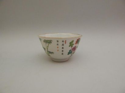 Coupe en porcelaine à décor « famille rose »...
