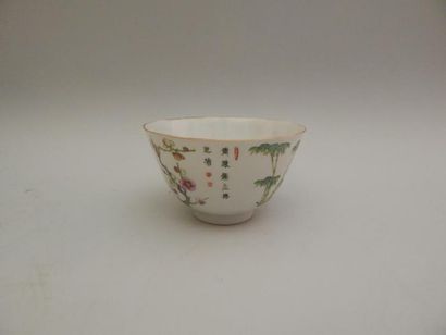 Coupe en porcelaine à décor « famille rose »...