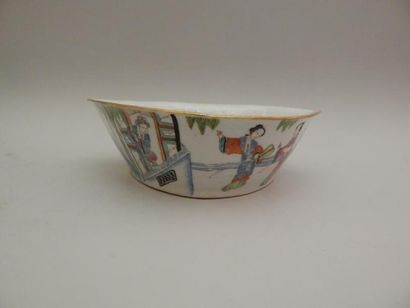Coupe pentagonale en porcelaine à décor « famille...